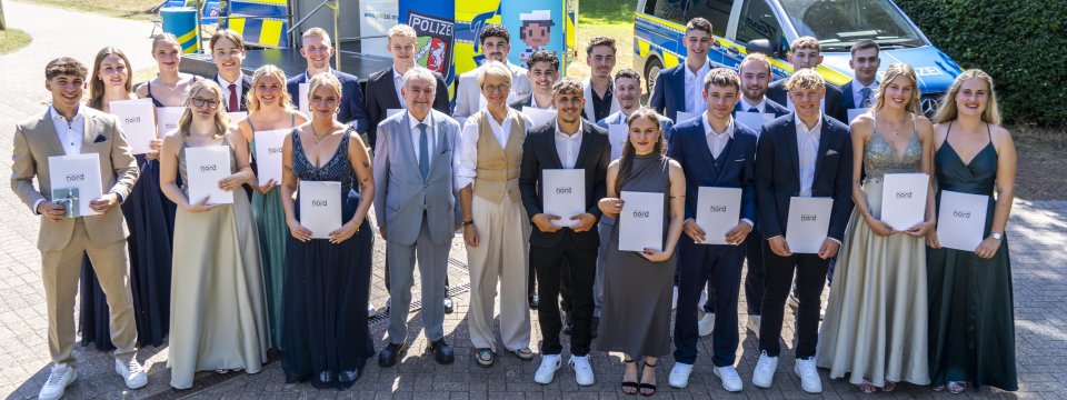 Gruppenbild: Ministerin Feller und Minister Reul mit Absolventinnen und Absolventen der FOS Polizei (30. Juni 2025 in Herzogenrath)
