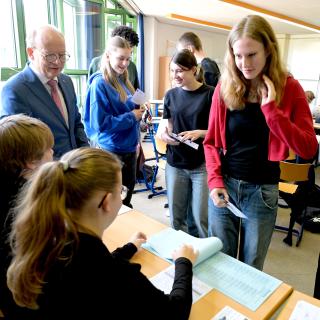 Schülerinnen und Schüler führen eine Juniorwahl durch.